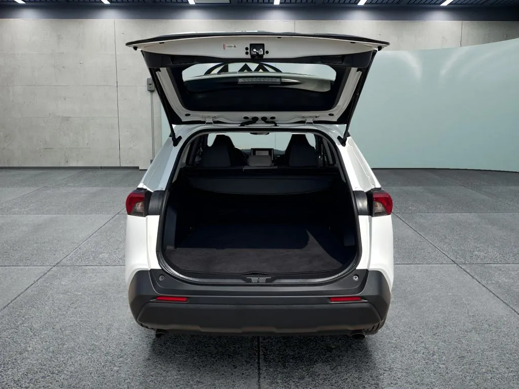 2022 Toyota RAV4 XLE - Photo 10