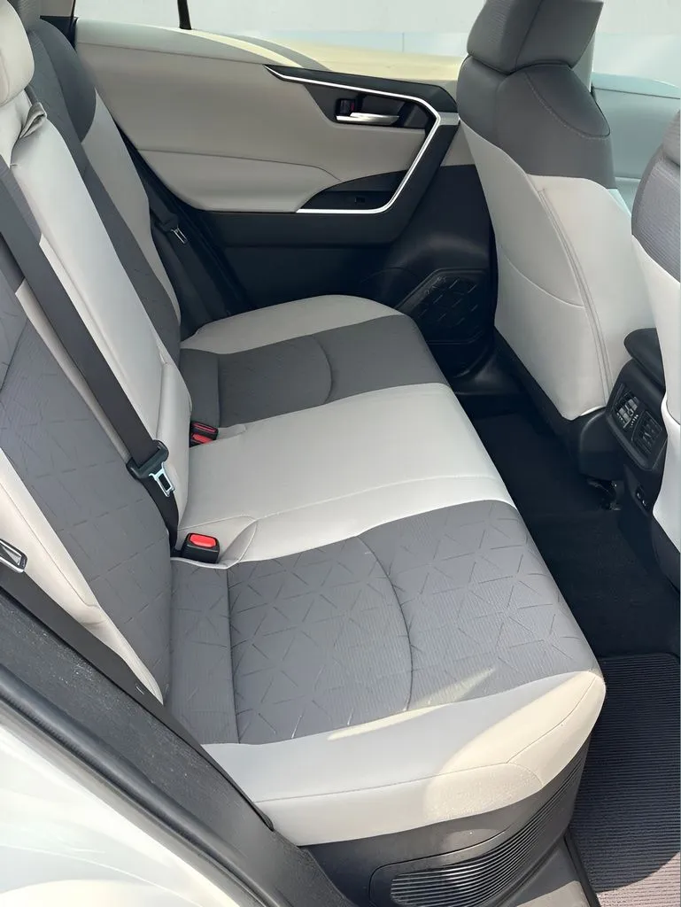 2022 Toyota RAV4 XLE - Photo 18
