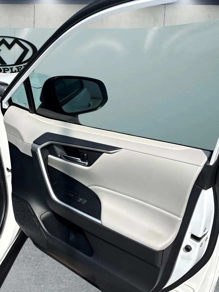2022 Toyota RAV4 XLE - Photo 19