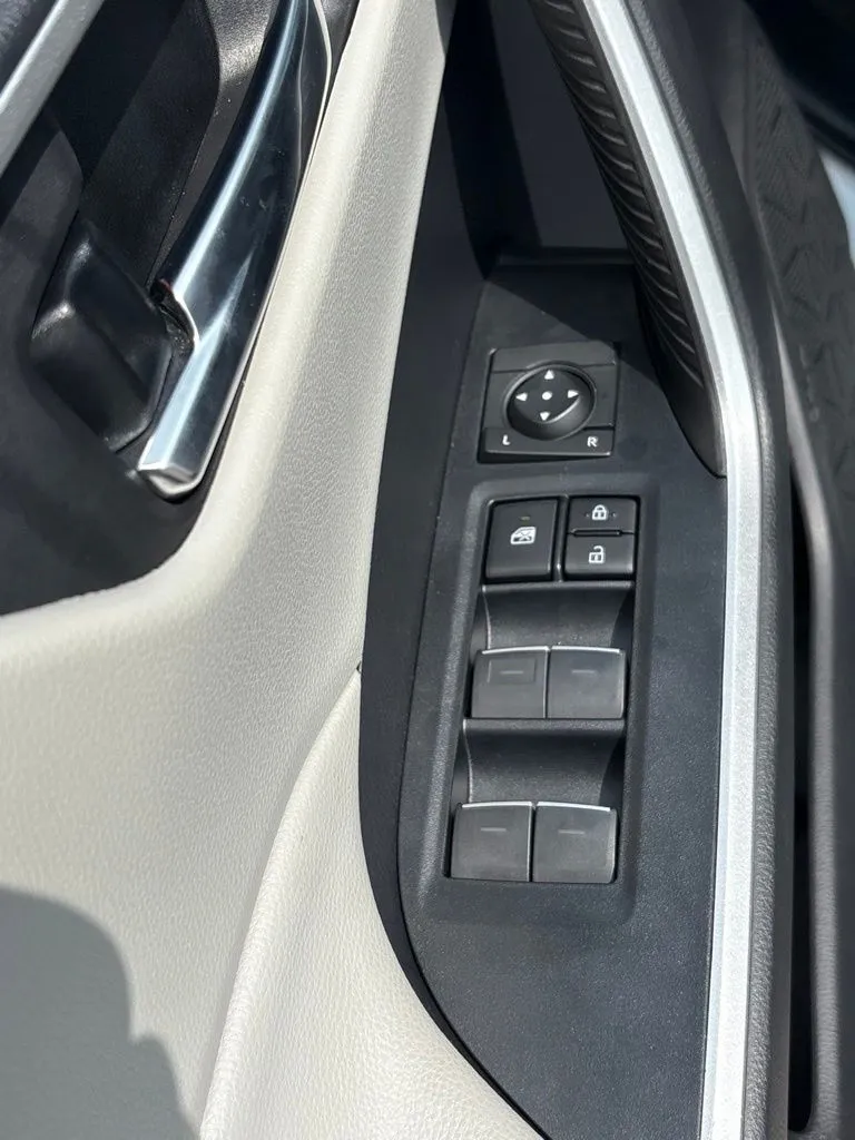 2022 Toyota RAV4 XLE - Photo 13