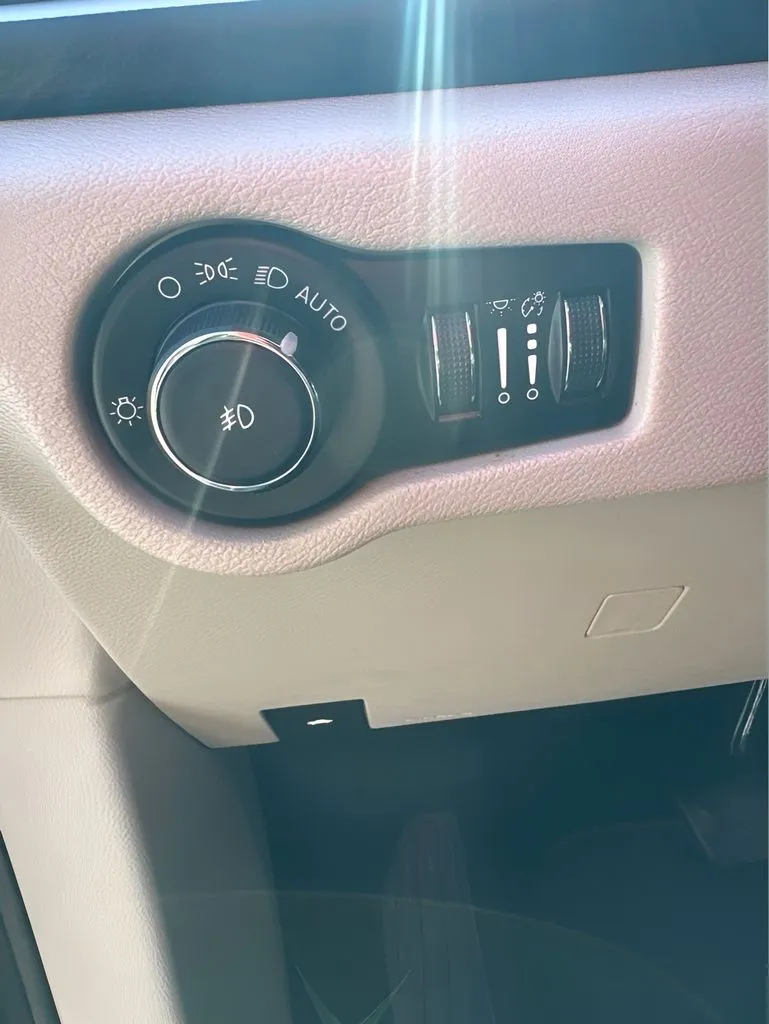 Chrysler Pacifica photo 22