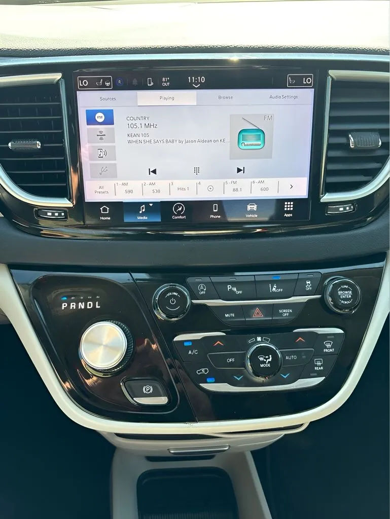 Chrysler Pacifica photo 25