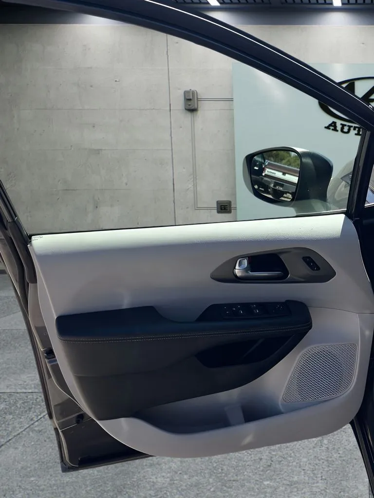 Chrysler Pacifica photo 11