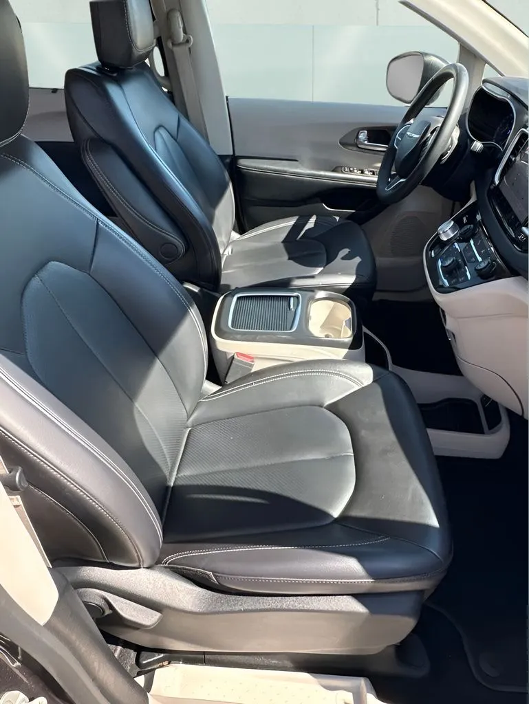 Chrysler Pacifica photo 19