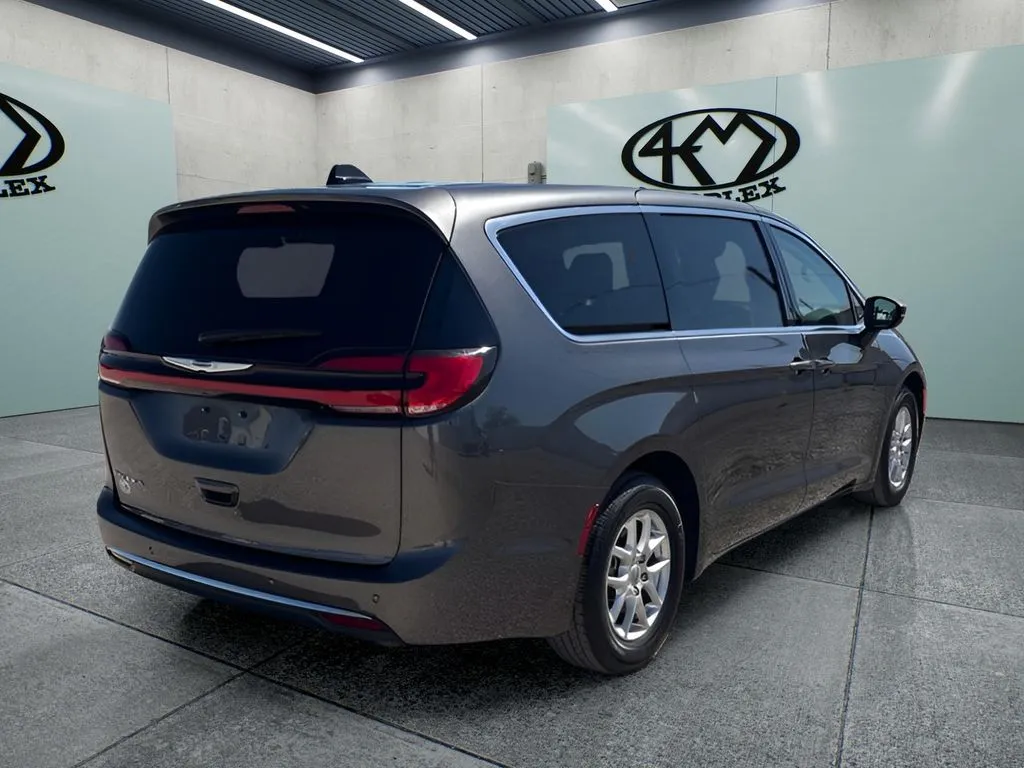 Chrysler Pacifica photo 3
