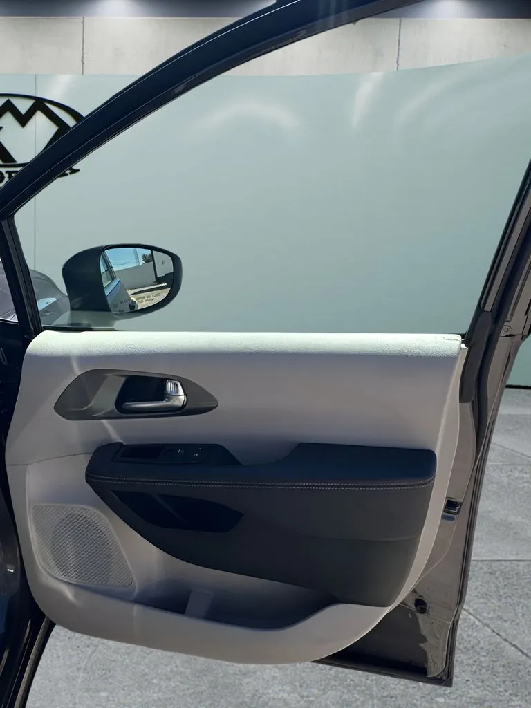 Chrysler Pacifica photo 18