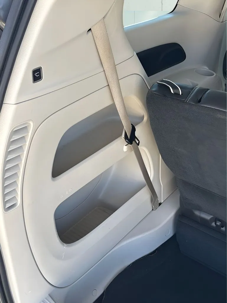 Chrysler Pacifica photo 16