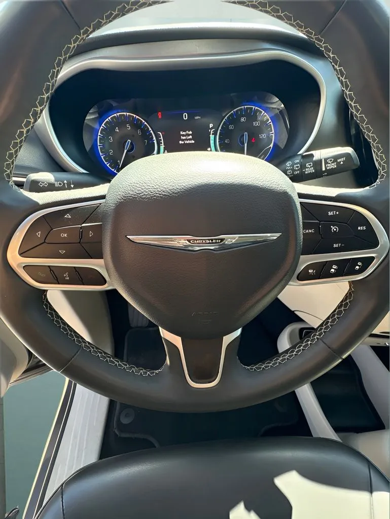 Chrysler Pacifica photo 23