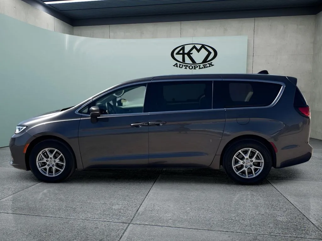 Chrysler Pacifica photo 6