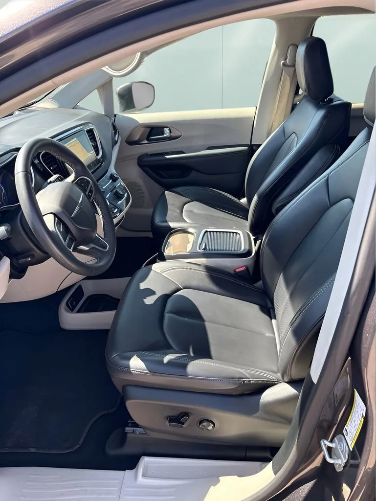 Chrysler Pacifica photo 13