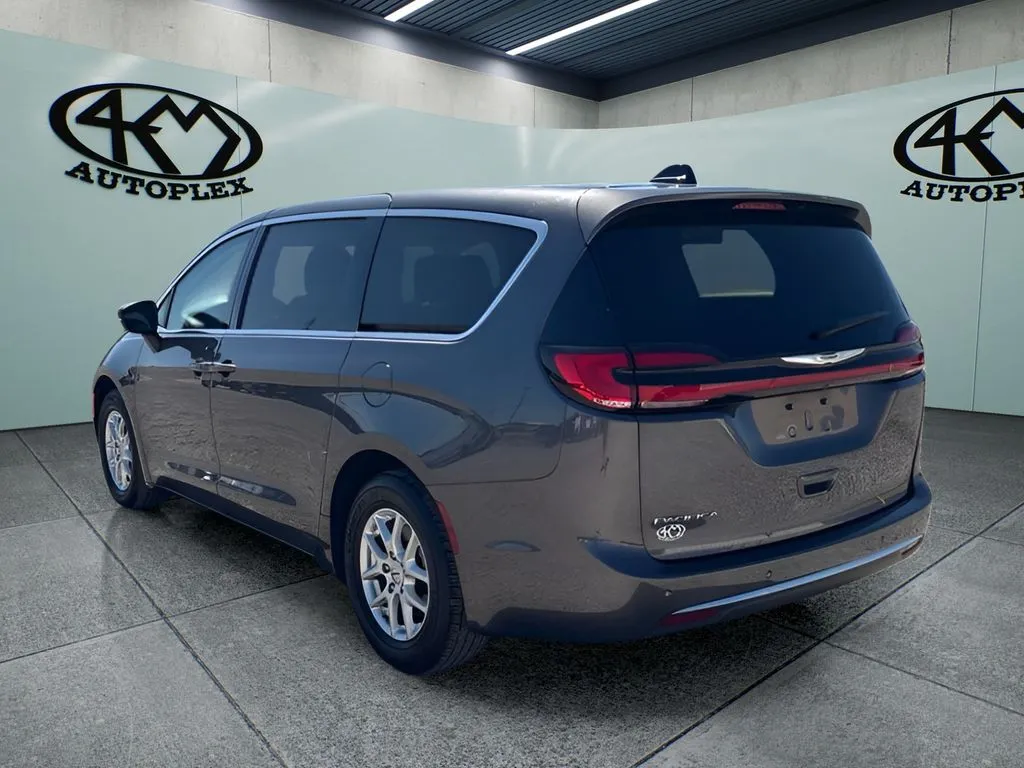 Chrysler Pacifica photo 5