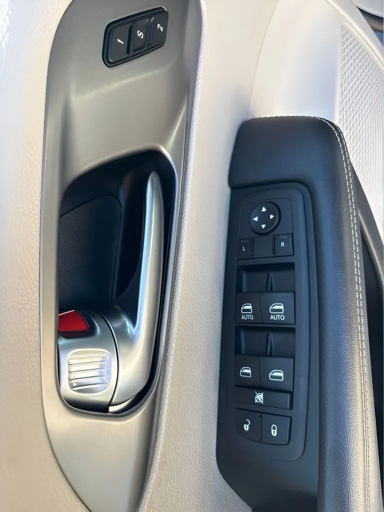 Chrysler Pacifica photo 12