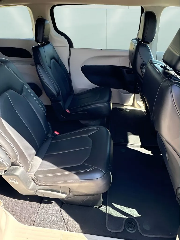 Chrysler Pacifica photo 17