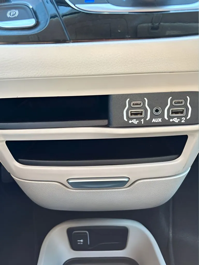 Chrysler Pacifica photo 26