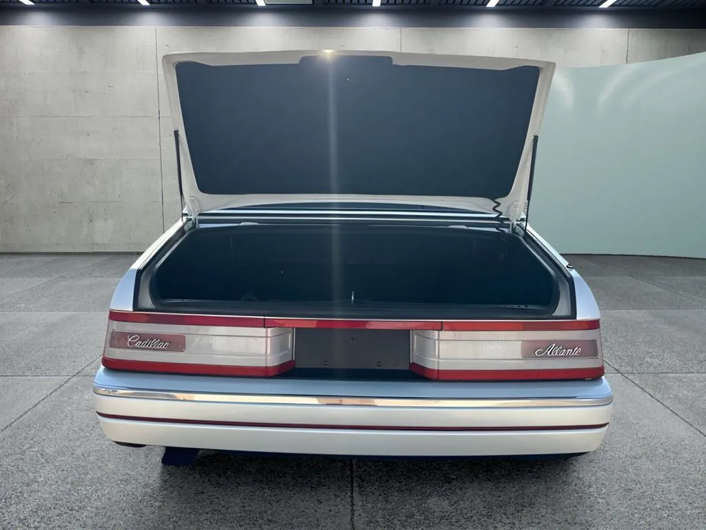 Cadillac Allante photo 9