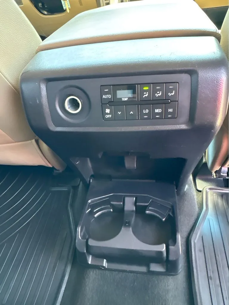 Toyota Sequoia photo 25