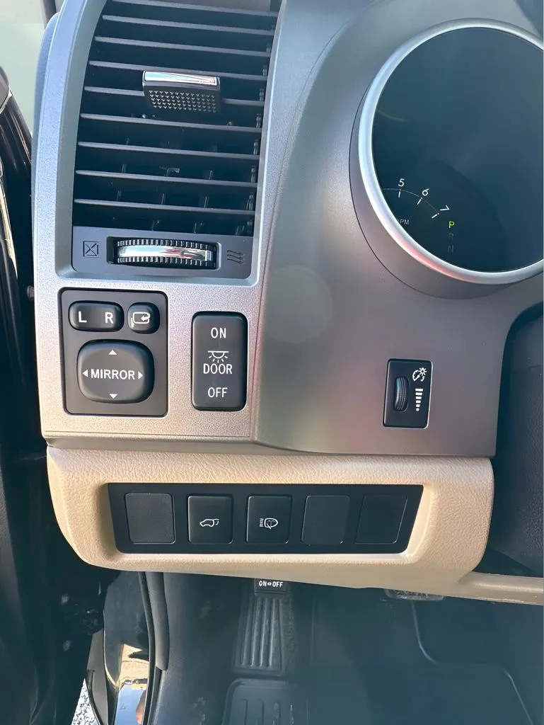 Toyota Sequoia photo 28