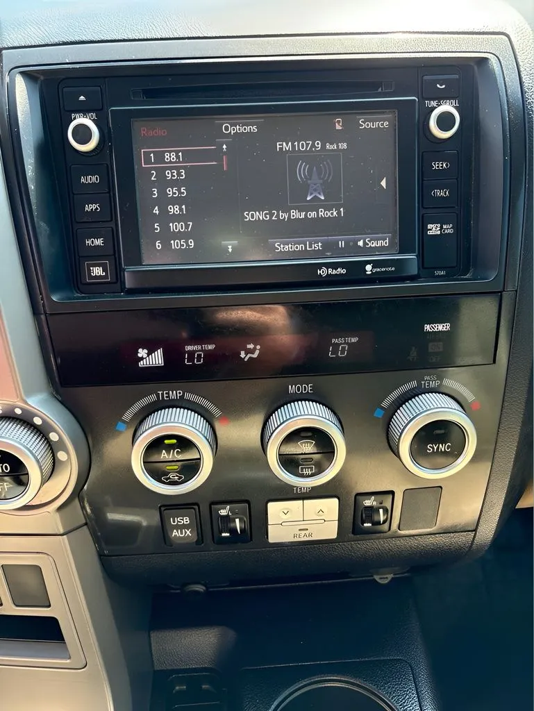 Toyota Sequoia photo 33