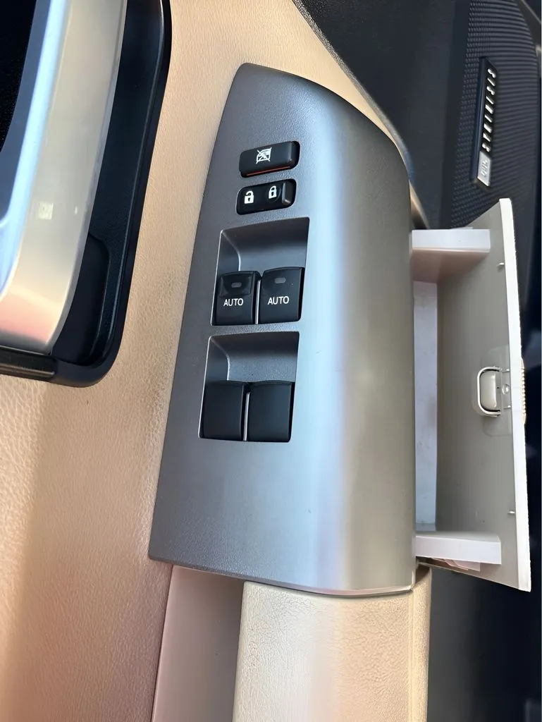 Toyota Sequoia photo 12