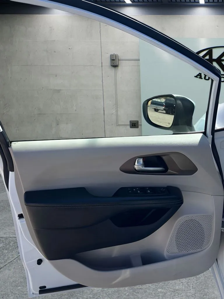 Chrysler Voyager photo 11