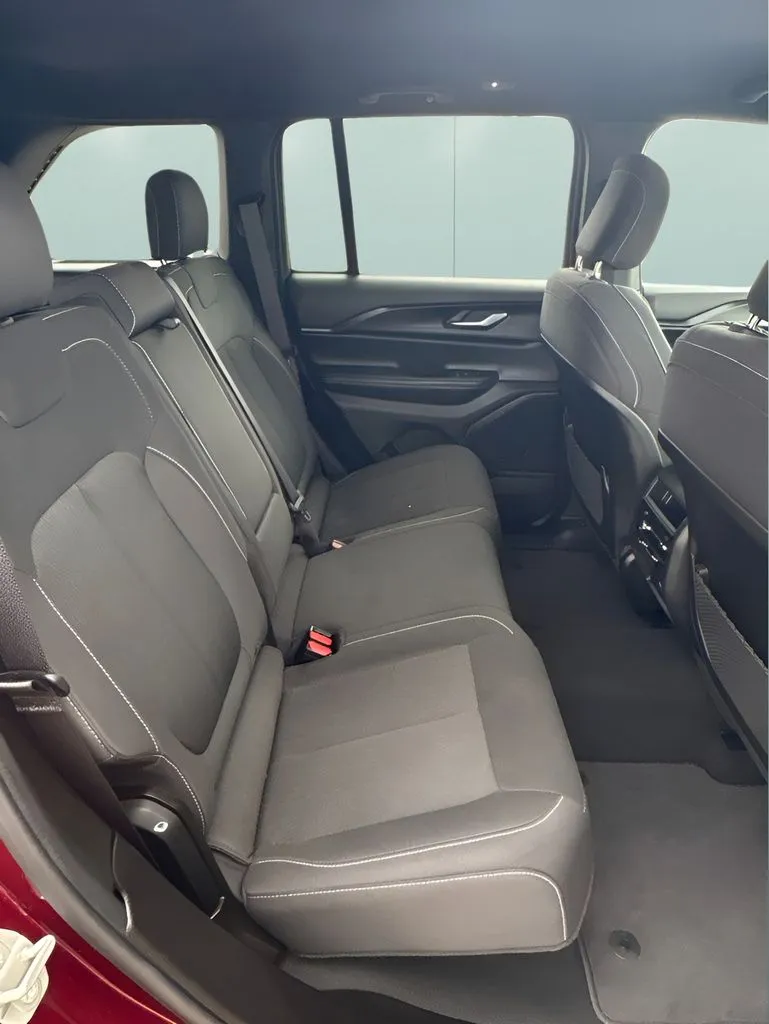Jeep Grand Cherokee photo 18