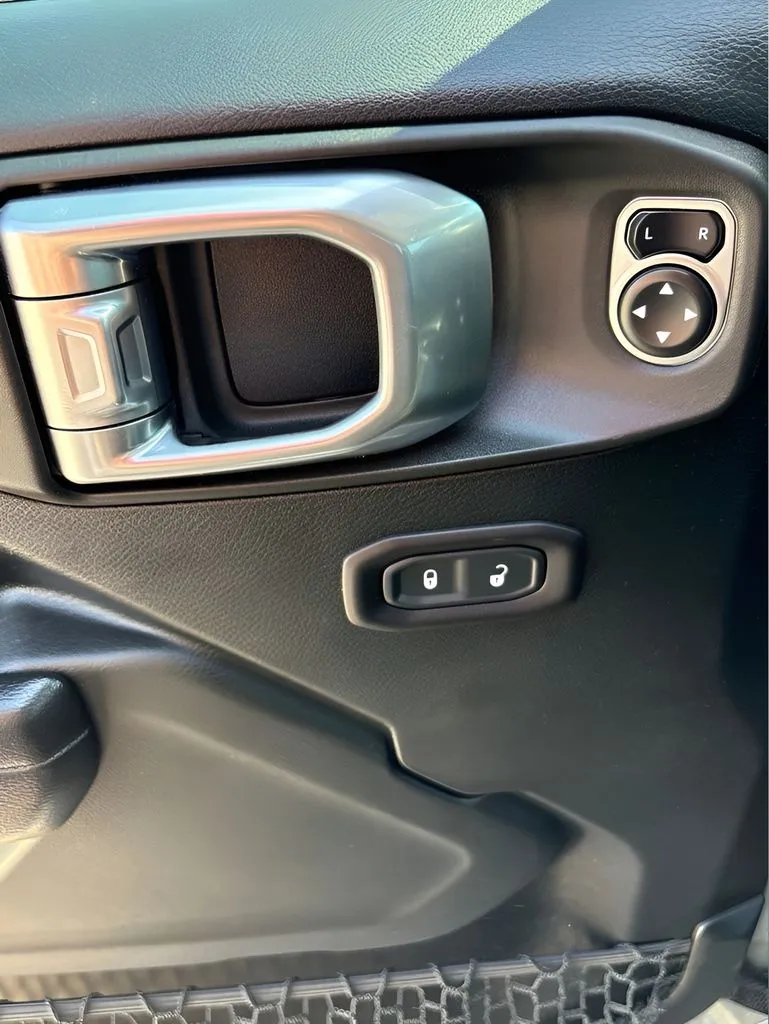 Jeep Wrangler photo 13