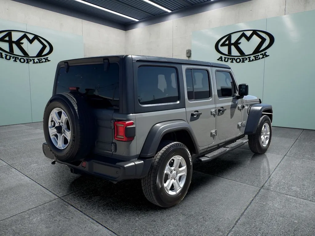 Jeep Wrangler photo 3