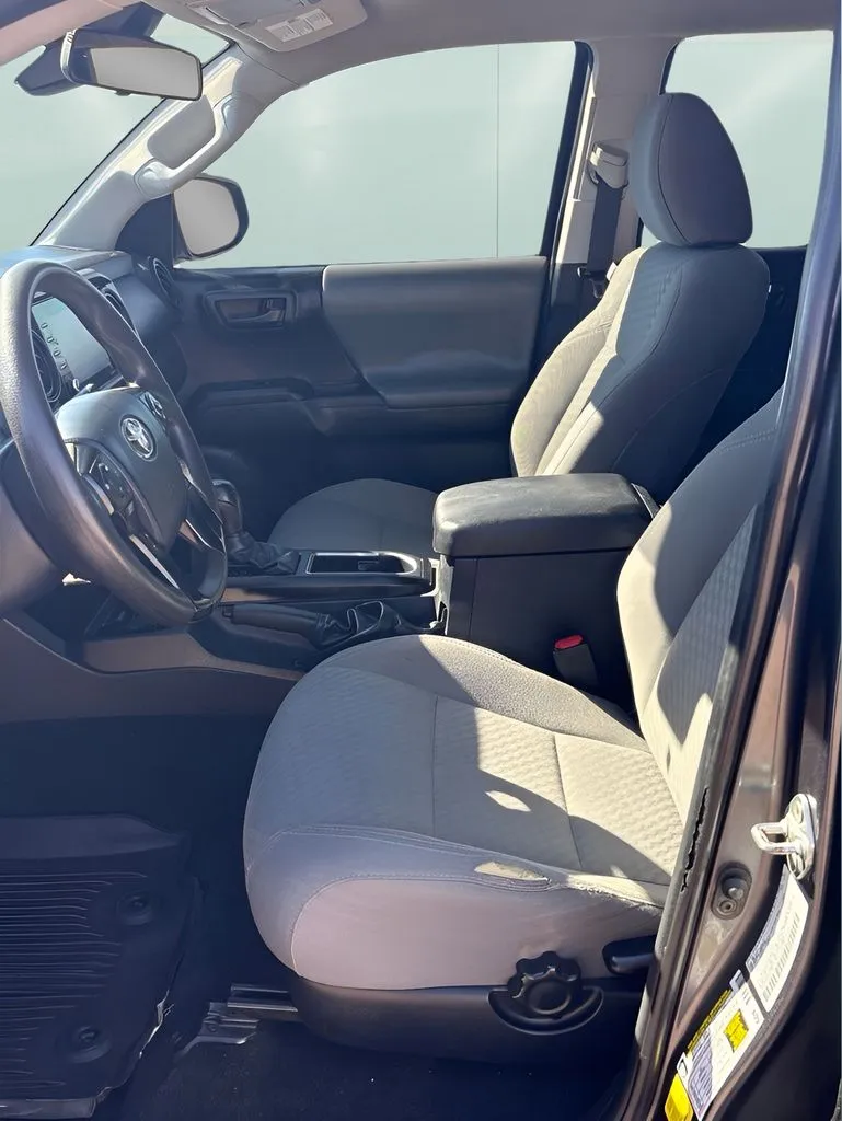 Toyota Tacoma photo 14