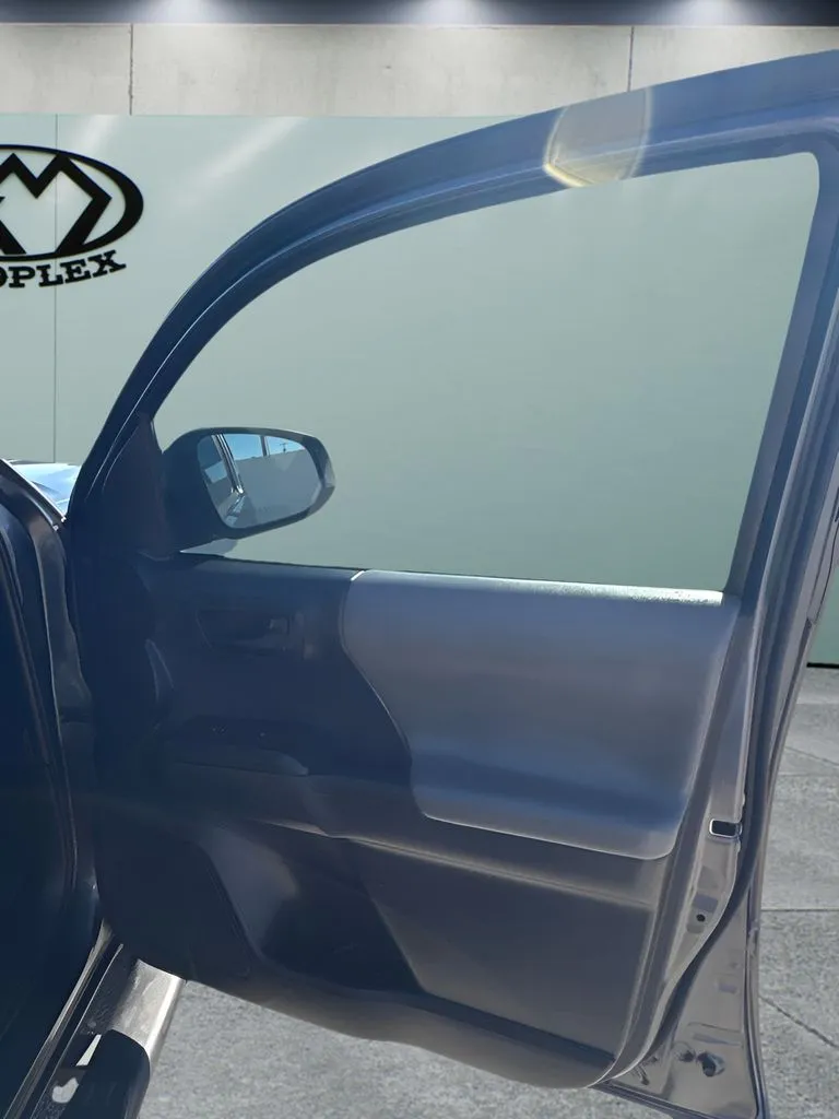 Toyota Tacoma photo 19