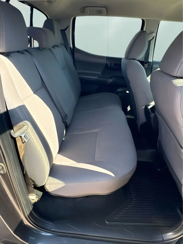 Toyota Tacoma photo 18