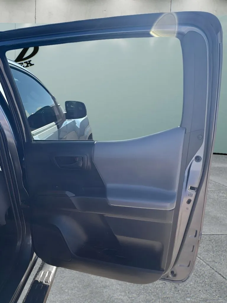 Toyota Tacoma photo 17