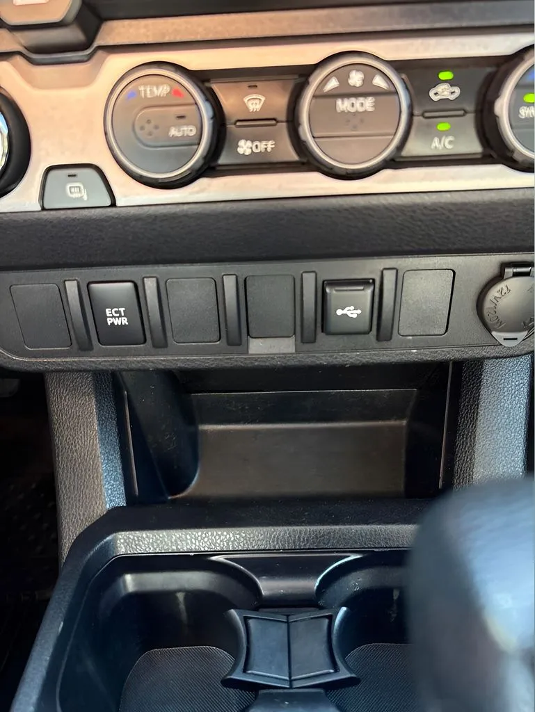 Toyota Tacoma photo 24