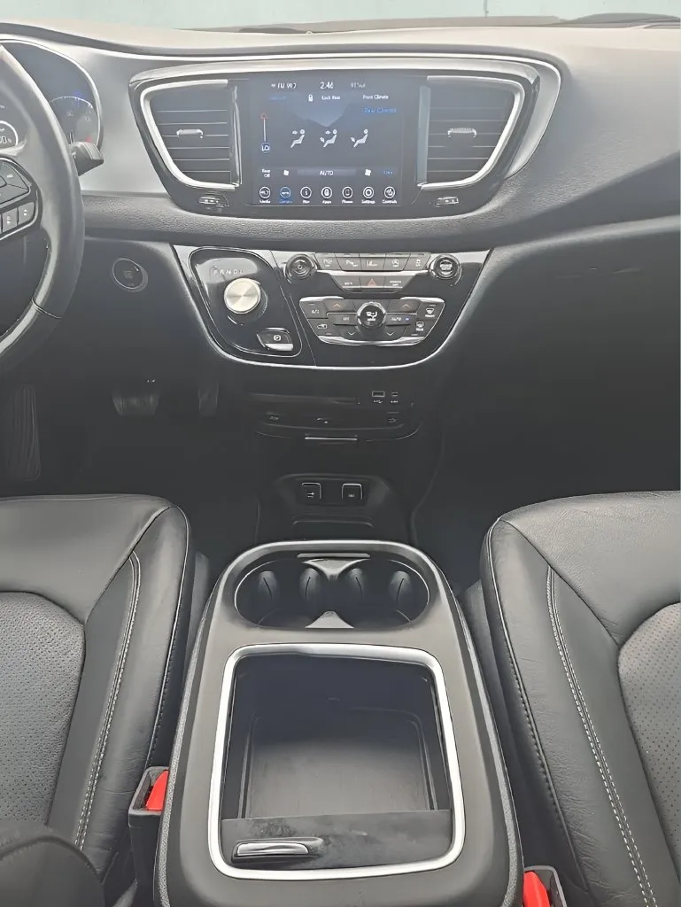 Chrysler Pacifica photo 21