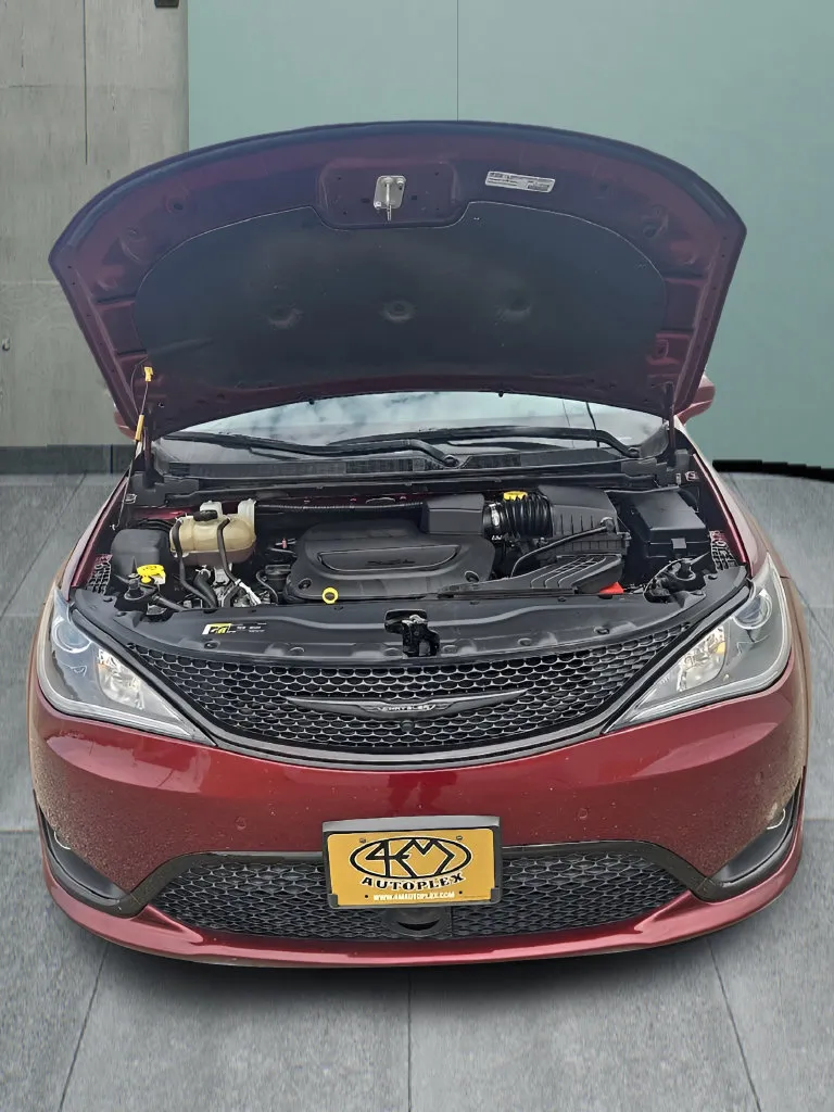 Chrysler Pacifica photo 10