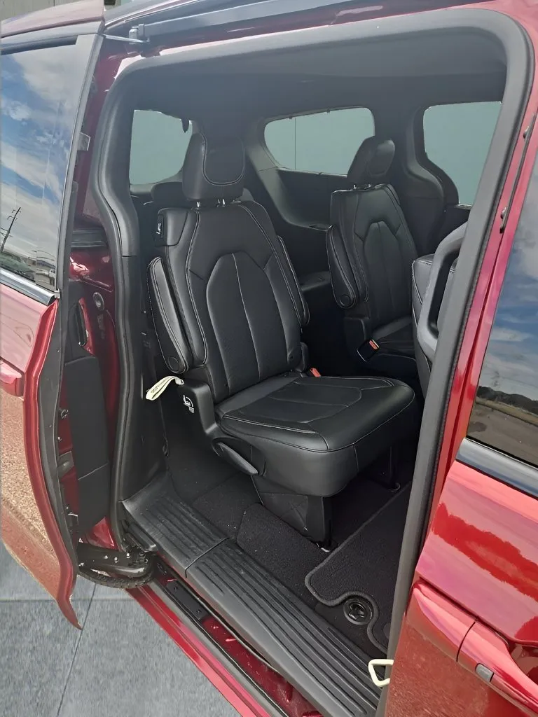 Chrysler Pacifica photo 18
