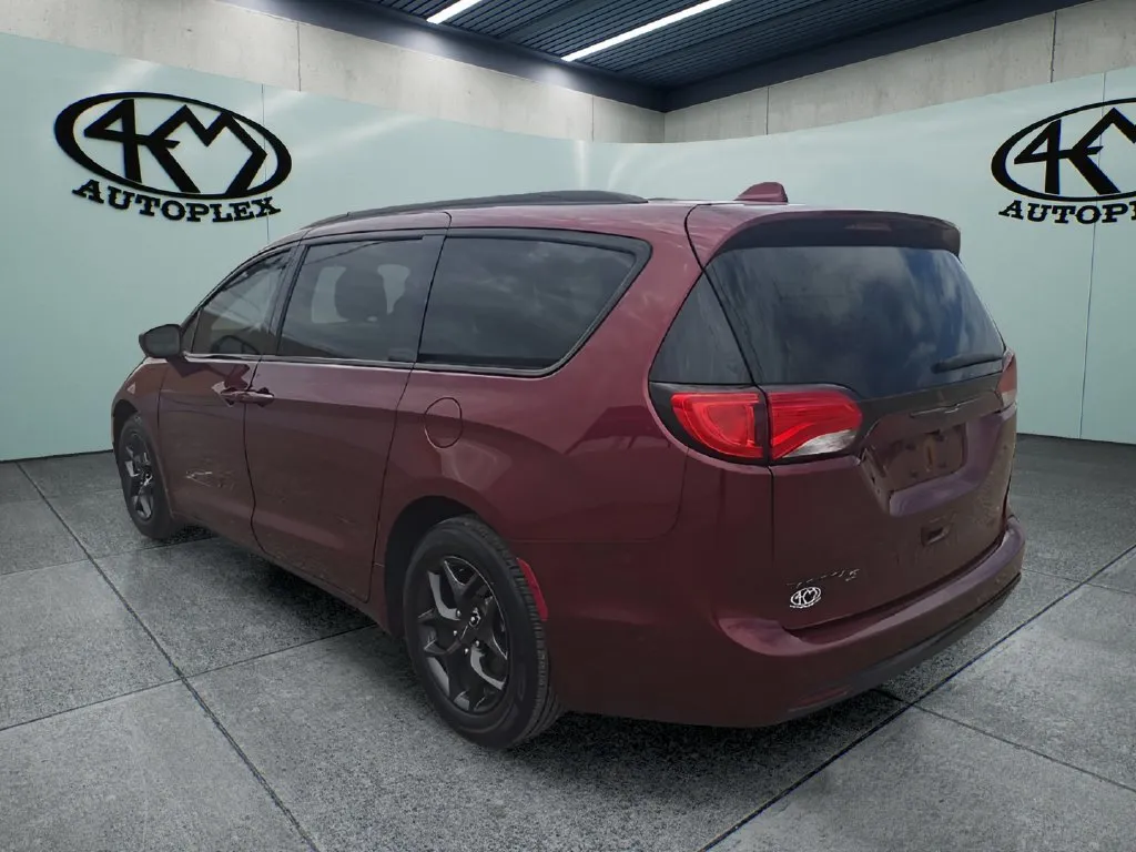 Chrysler Pacifica photo 5