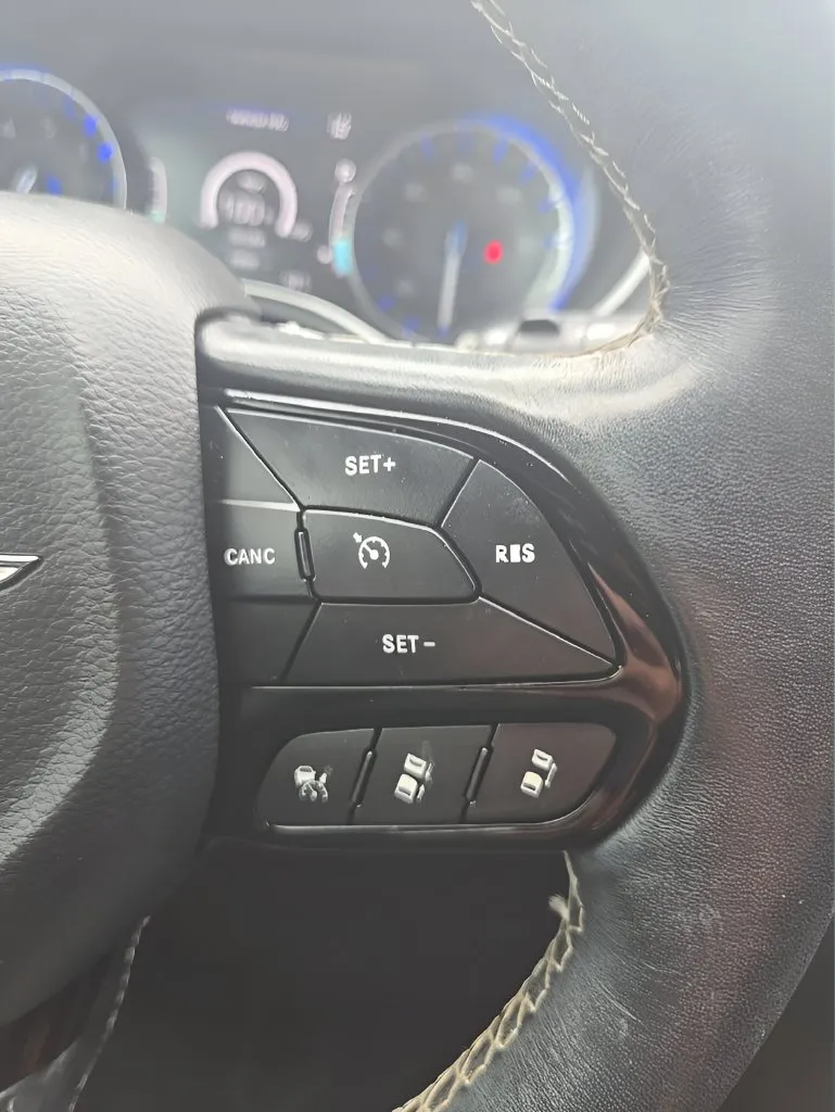 Chrysler Pacifica photo 27