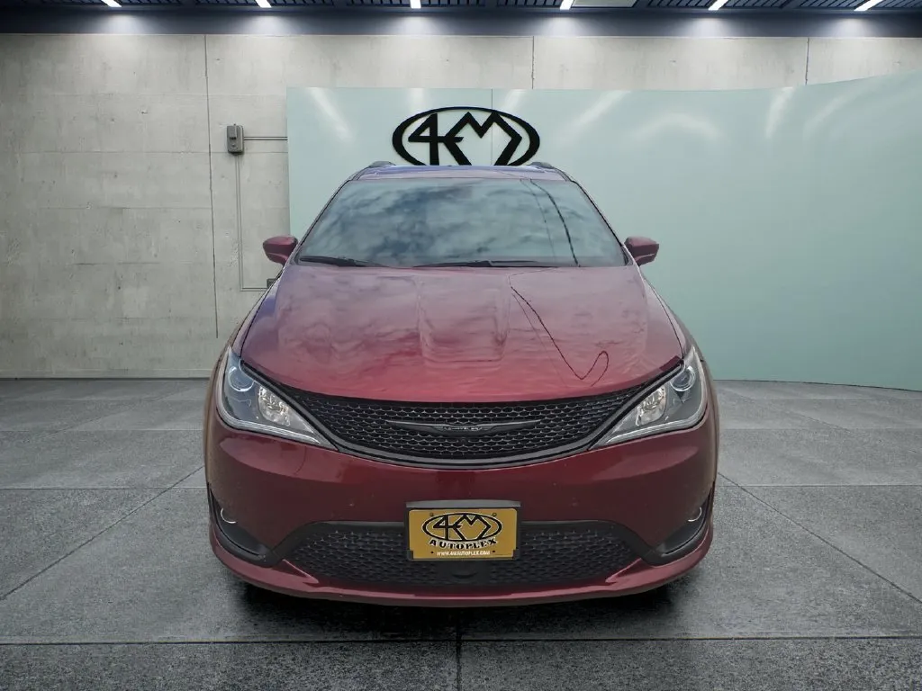 Chrysler Pacifica photo 8