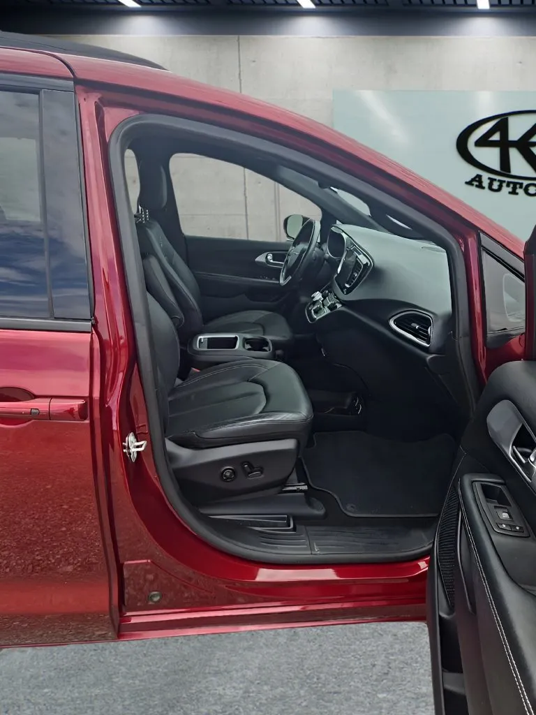 Chrysler Pacifica photo 17