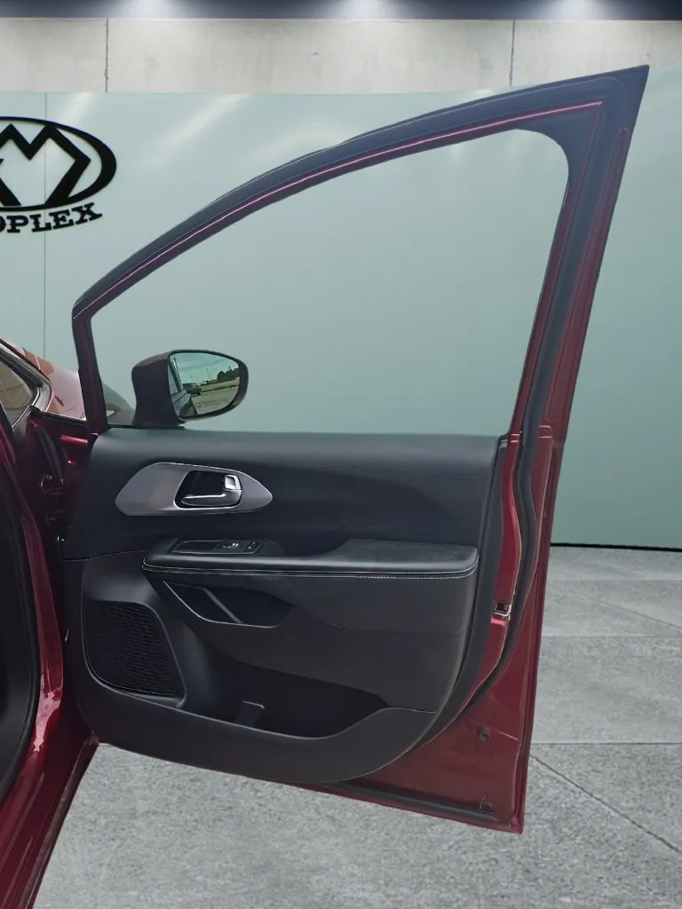 Chrysler Pacifica photo 16