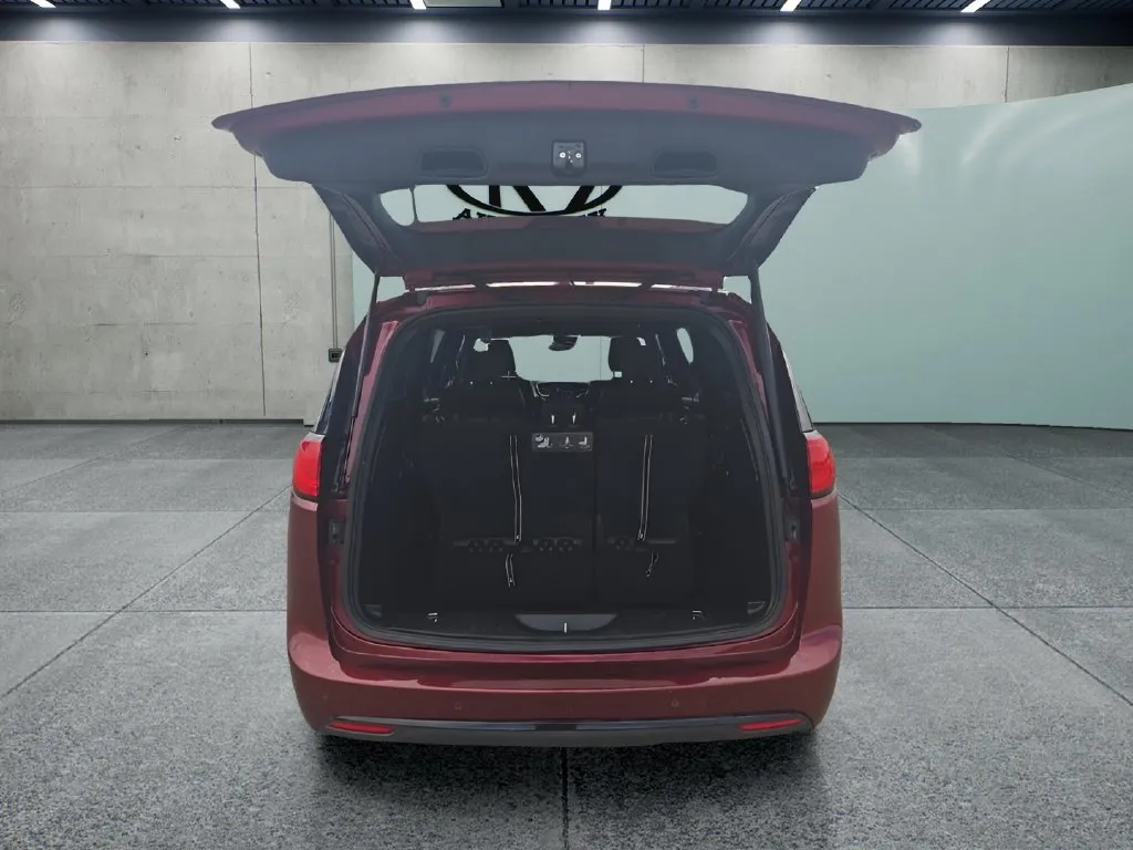 Chrysler Pacifica photo 9