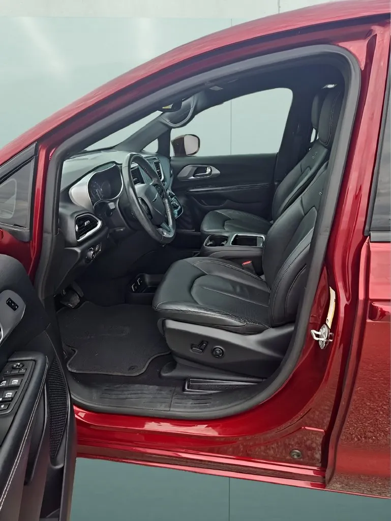 Chrysler Pacifica photo 12