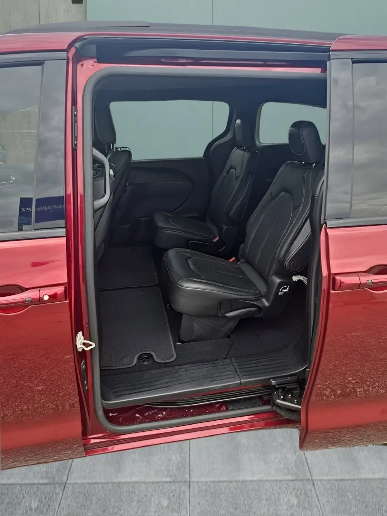 Chrysler Pacifica photo 14