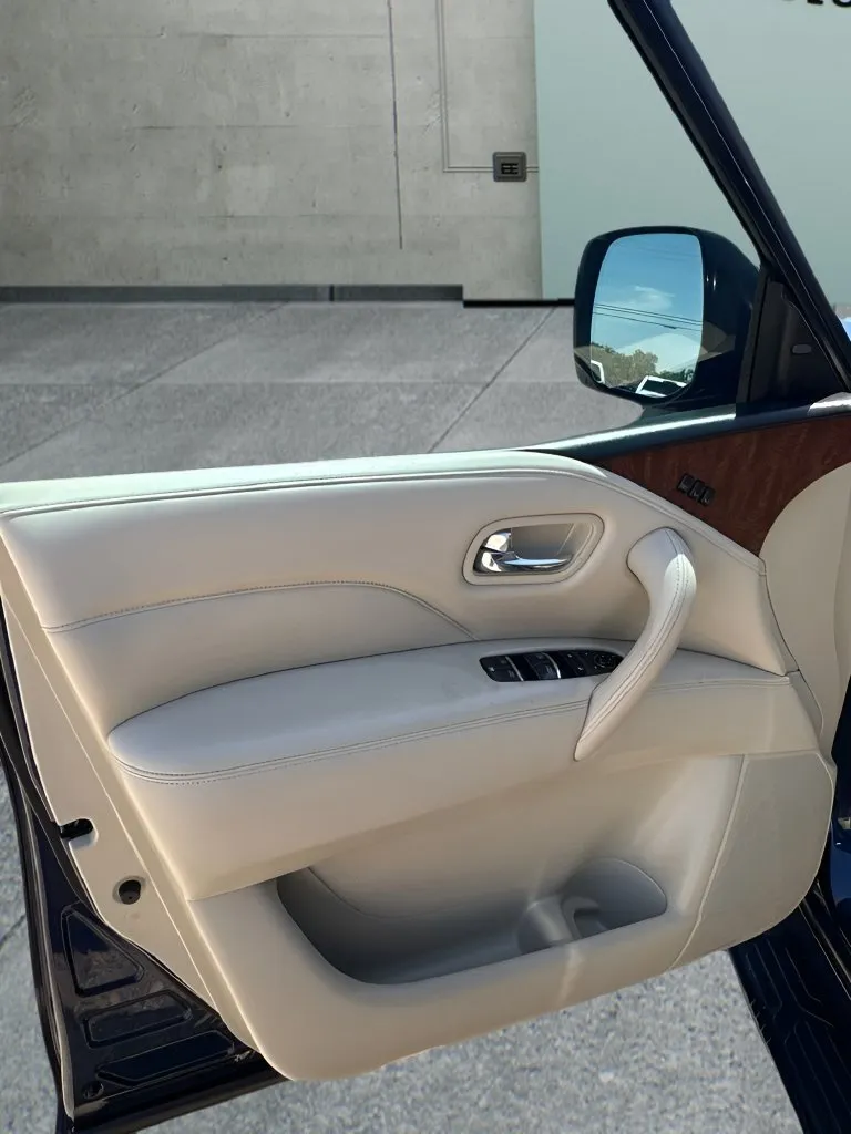 Infiniti QX80 photo 11
