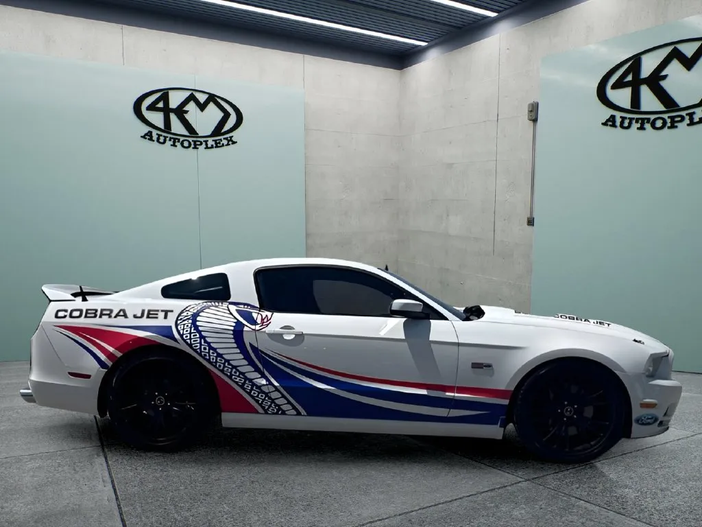 Ford Mustang photo 2