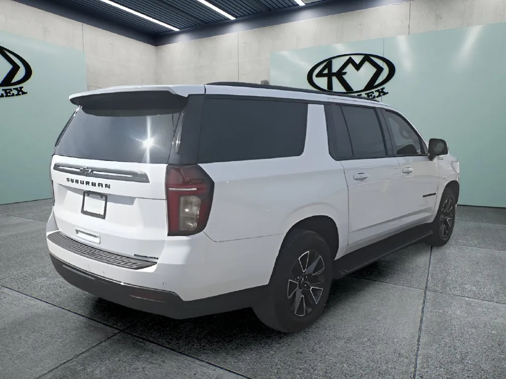 Chevrolet Suburban photo 3
