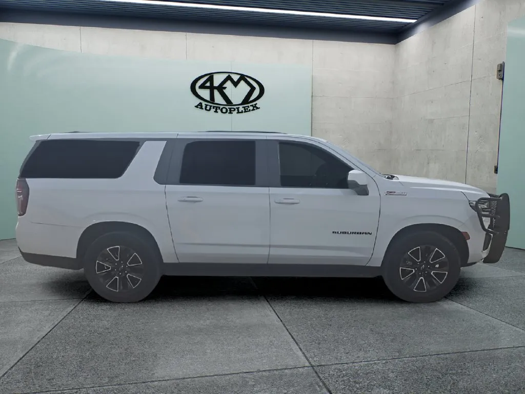 Chevrolet Suburban photo 2