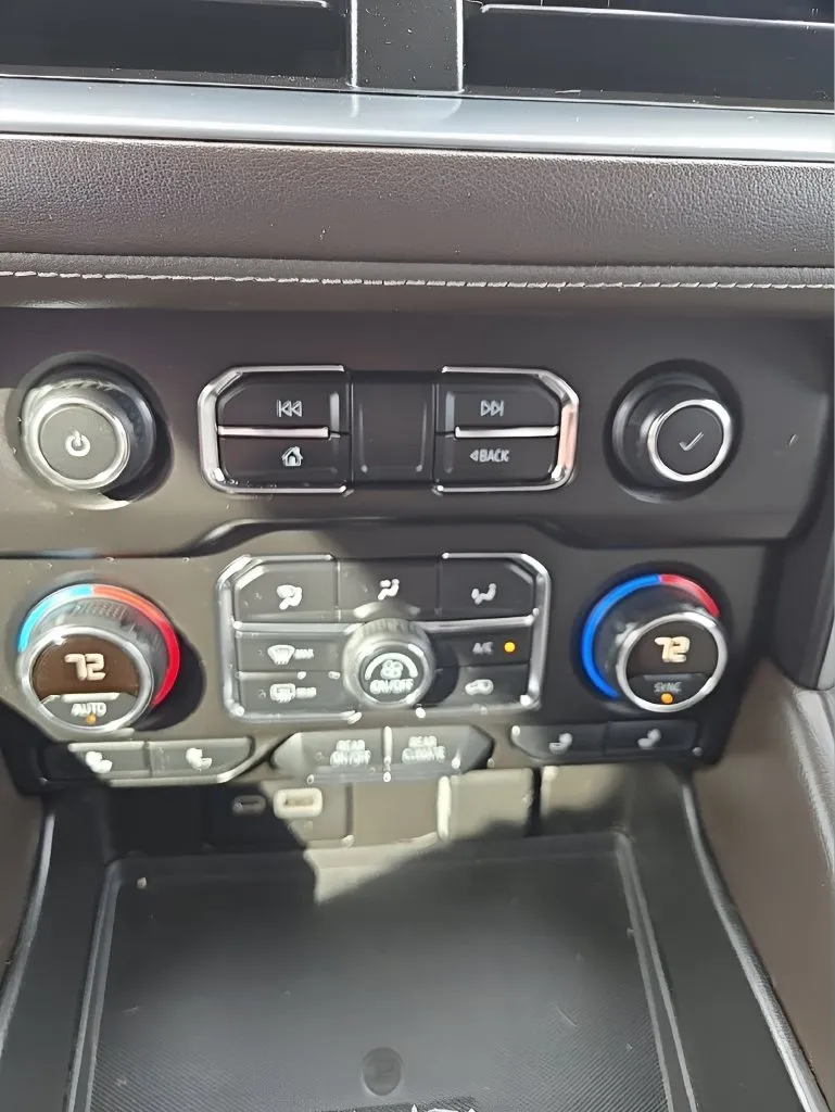 Chevrolet Suburban photo 29