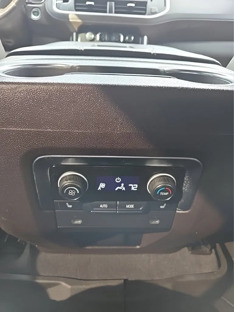 Chevrolet Suburban photo 22