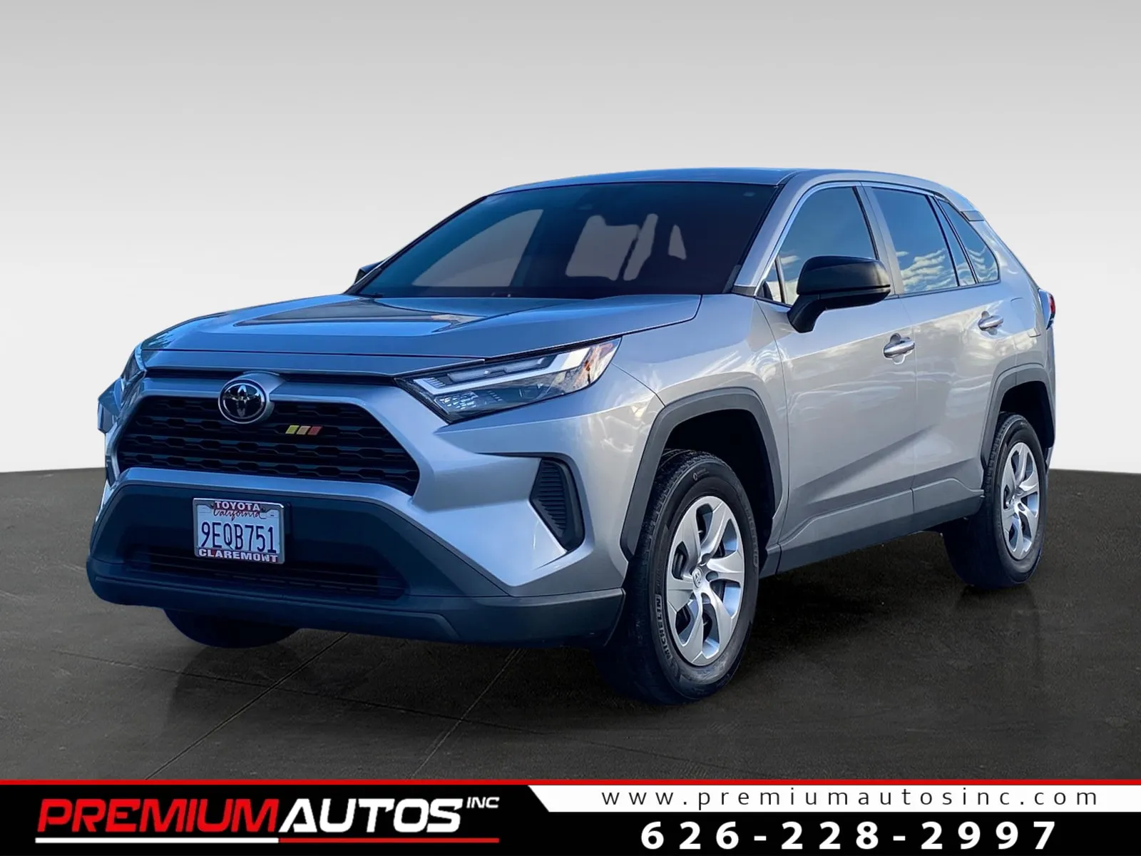 2023 Toyota RAV4 LE's photo